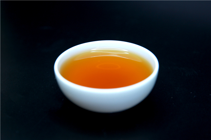 但对于大多数普通茶友来说，最直观辨别普洱茶，红茶，绿茶的区别是：品尝茶的味道